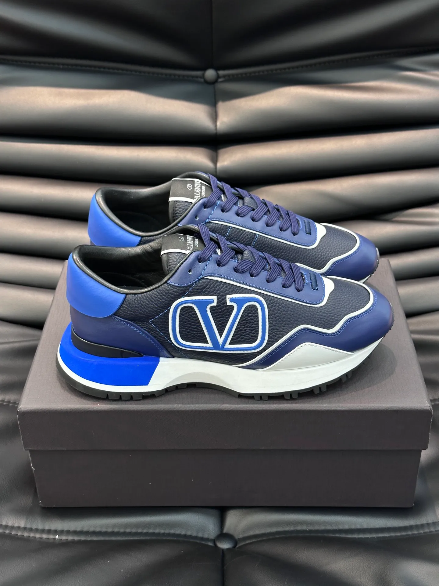 P540💰 Product trademark: VALENTINO "Valentino" Regular size: 38-44 [45 customized] Product material: Warren men's casual sports shoes, made of imported first-layer cowhide, with brand emblem on the tongue, rivet rubber outsole, non-slip, wear-resistant and shock-absorbing, cowhide lining foot pads, comfortable and breathable, with original box packaging equation bag!
